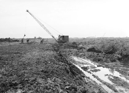 Ontginning, grondbewerking, egaliseren, bezanden, draglines, arbeiders, 'het goo, Bestanddeelnr 159-0476