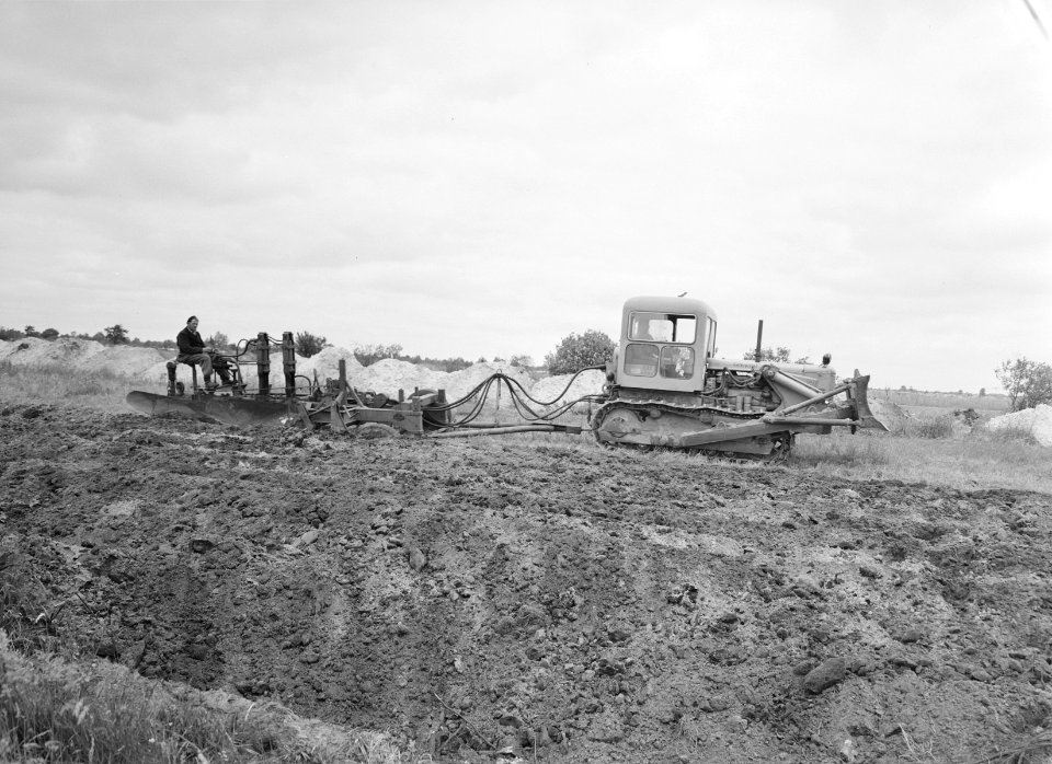 Ontginning, grondbewerking, egaliseren, bezanden, diepploegen, ruilverkavelingen, Bestanddeelnr 159-0530