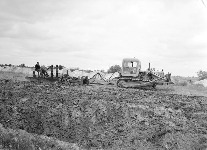 Ontginning, grondbewerking, egaliseren, bezanden, diepploegen, ruilverkavelingen, Bestanddeelnr 159-0530