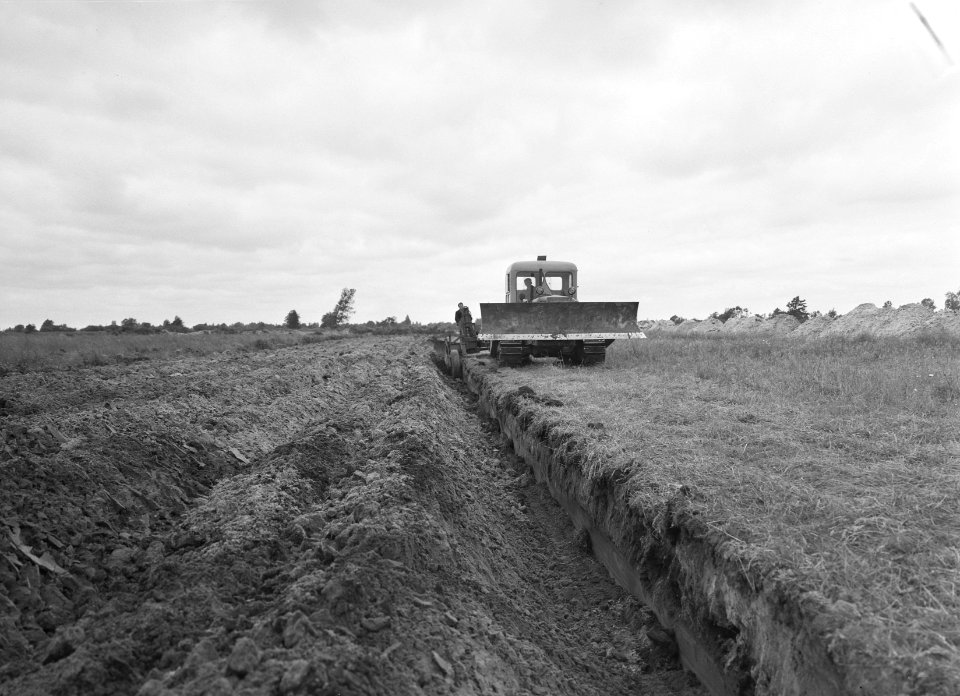 Ontginning, grondbewerking, egaliseren, bezanden, diepploegen, ruilverkavelingen, Bestanddeelnr 159-0529