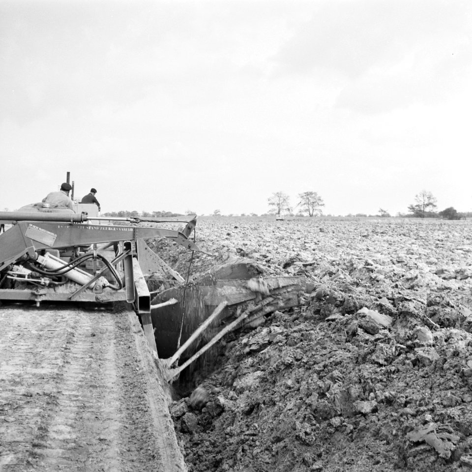 Ontginning, grondbewerking, egaliseren, bezanden, diepploegen, arbeiders, Bestanddeelnr 159-0435