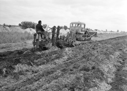 Ontginning, grondbewerking, egaliseren, bezanden, diepploegen, ruilverkavelingen, Bestanddeelnr 159-0533