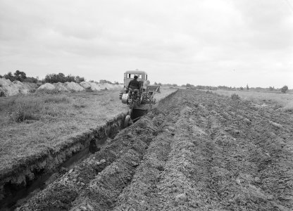 Ontginning, grondbewerking, egaliseren, bezanden, diepploegen, ruilverkavelingen, Bestanddeelnr 159-0534