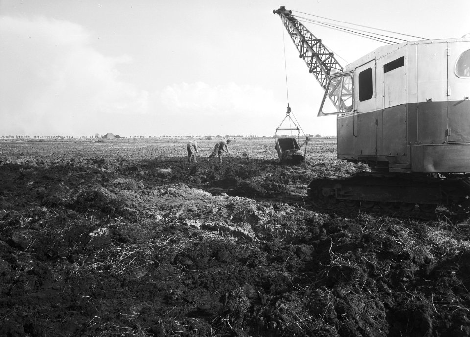 Ontginning, grondbewerking, egaliseren, bezanden, draglines, arbeiders, Bestanddeelnr 159-0307