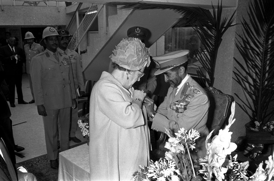 Ontvangst op Stadhuis van Addis Abeba keizer Haile Selassie speldt broche op bij, Bestanddeelnr 922-0430