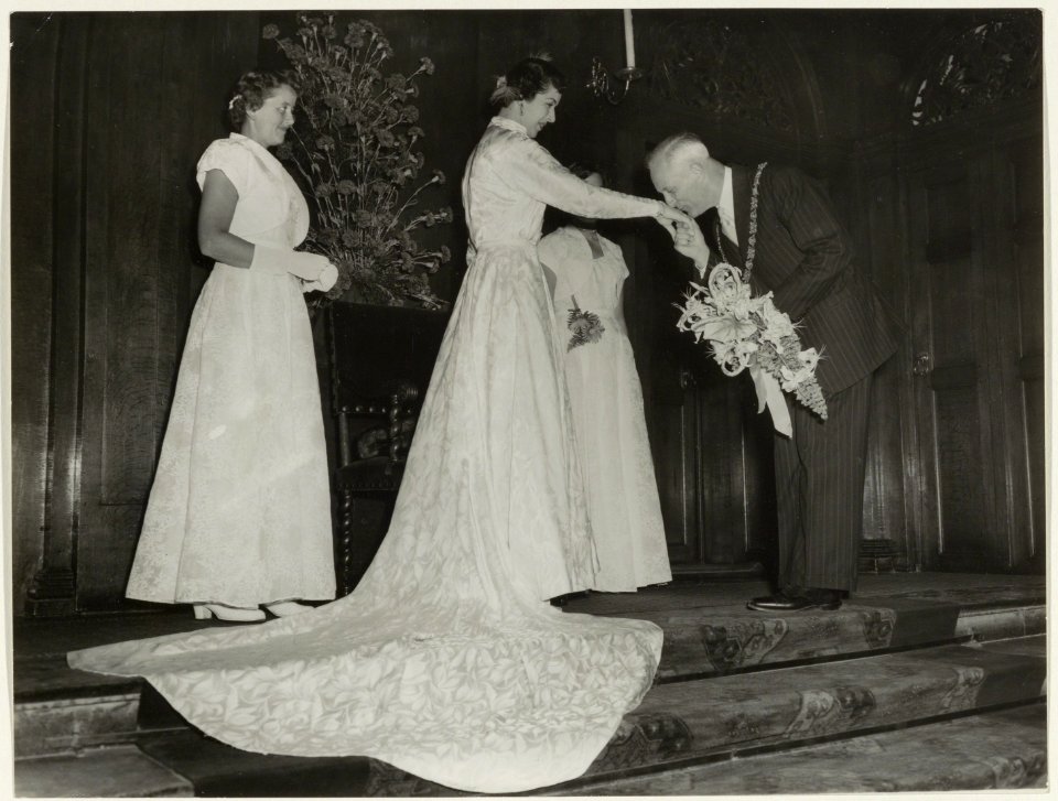 Ontvangst op het stadhuis van de bloemenkoningin door burgemeester Mr. P.O.F.M. Cremers. NL-HlmNHA 54005608