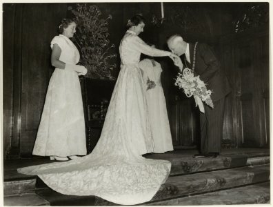 Ontvangst op het stadhuis van de bloemenkoningin door burgemeester Mr. P.O.F.M. Cremers. NL-HlmNHA 54005608