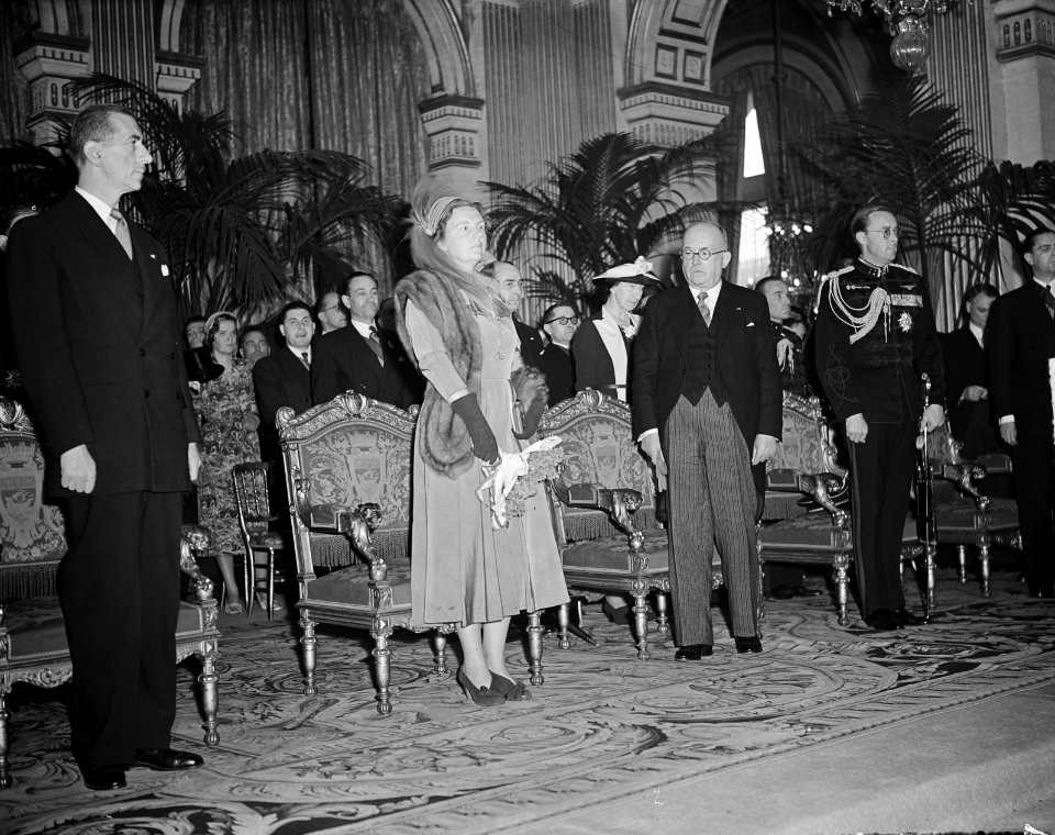 Ontvangst op stadhuis, Vlnr. Pierre de Gaulle (president conseil municipale) . k, Bestanddeelnr 903-9802