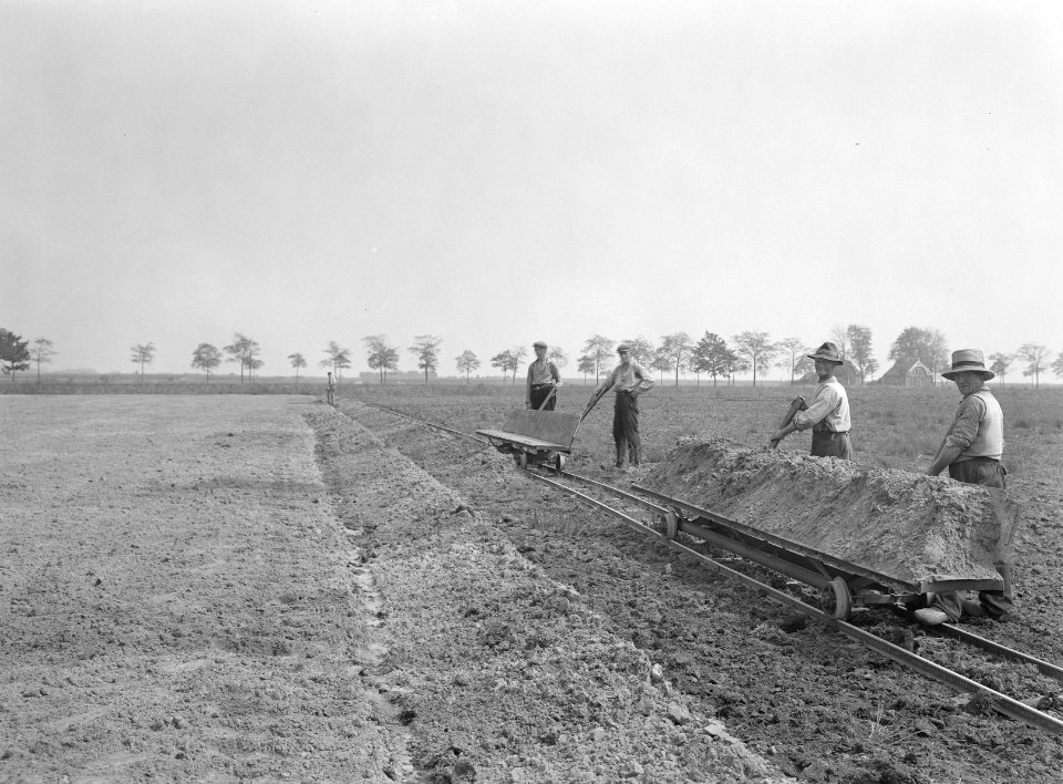 Ontginning, grondbewerking, egaliseren, bezanden, arbeiders, kipkarren, Bestanddeelnr 159-0045