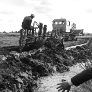 Ontginning, grondbewerking, egaliseren, bezanden, ruilverkavelingen, diepploegen, Bestanddeelnr 159-0447