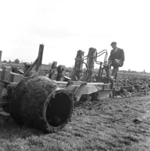 Ontginning, grondbewerking, egaliseren, bezanden, ruilverkavelingen, diepploegen, Bestanddeelnr 159-0443