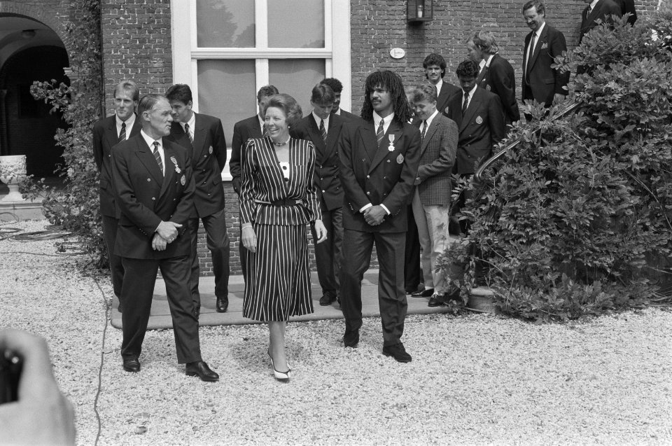 Ontvangst Nederlands elftal op Paleis Huis ten Bosch na 1988 in de tuin van het, Bestanddeelnr 934-2766