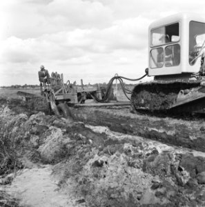 Ontginning, grondbewerking, egaliseren, bezanden, ruilverkavelingen, diepploegen, Bestanddeelnr 159-0442