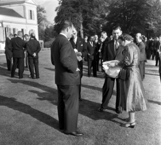 Ontvangst RTC (west) op paleis Soestdijk door koningin Juliana., Bestanddeelnr 905-1043