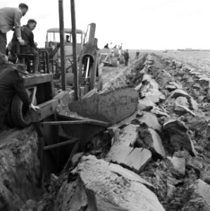Ontginning, grondbewerking, egaliseren, bezanden, arbeiders, ploegen, proeven, Bestanddeelnr 159-0209