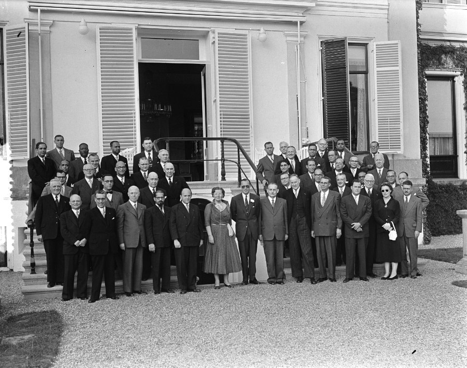 Ontvangst RTC (Ronde Tafel Conferentie) delegaties op Soestdijk, groep, Bestanddeelnr 906-4890