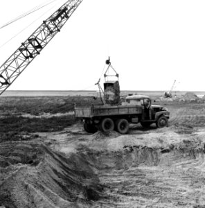 Ontginning, grondbewerking, egaliseren, bezanden, draglines, vrachtwagens, De Wi, Bestanddeelnr 159-0561