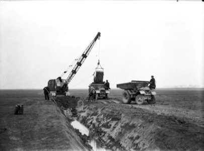 Ontginning, grondbewerking, egaliseren, bezanden, draglines, dumpers, arbeiders,, Bestanddeelnr 159-0051