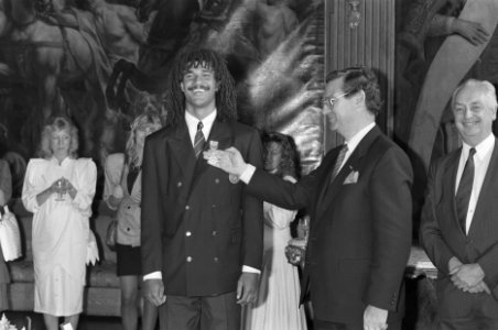 Ontvangst Nederlands elftal op Paleis Huis ten Bosch na 1988 Ruud Gullit met Ko, Bestanddeelnr 934-2758