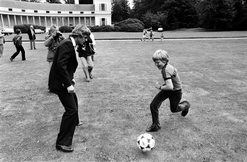 Ontvangst Nederlands elftal op Soestdijk Prins Willem Alexander voetbalt met Re, Bestanddeelnr 929-7948