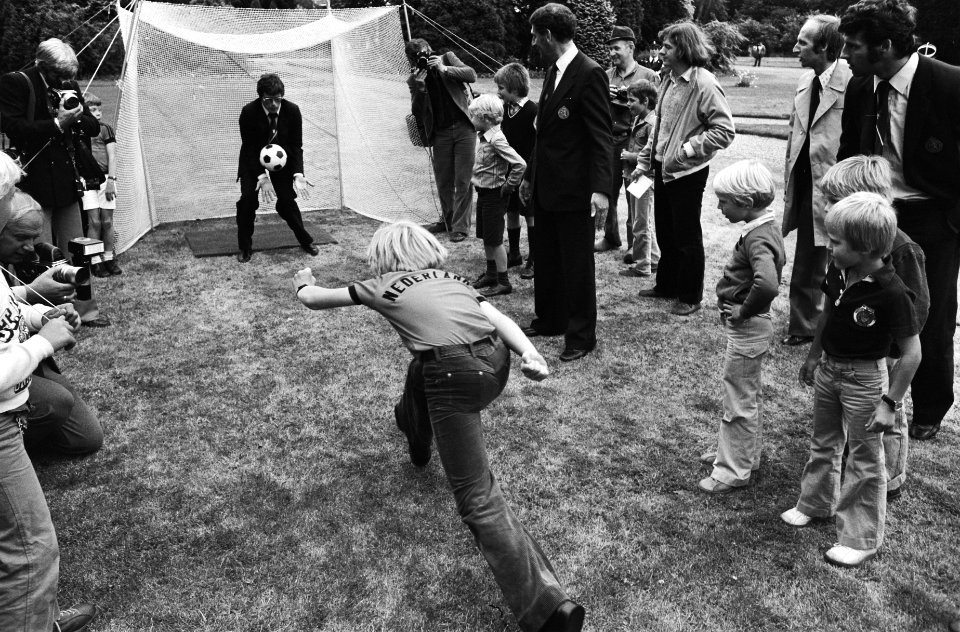 Ontvangst Nederlands elftal op Soestdijk Prins Willem Alexander neemt penalty o, Bestanddeelnr 929-7947