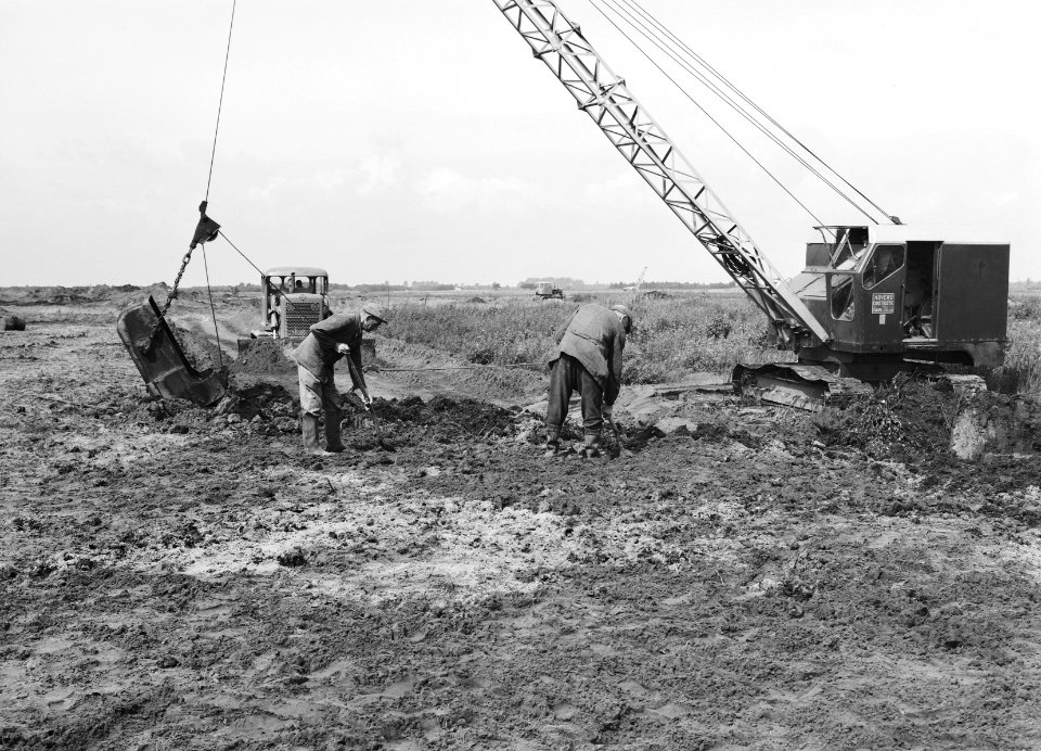 Ontginning, grondbewerking, egaliseren, bezanden, draglines, arbeiders, bulldoze, Bestanddeelnr 159-0475