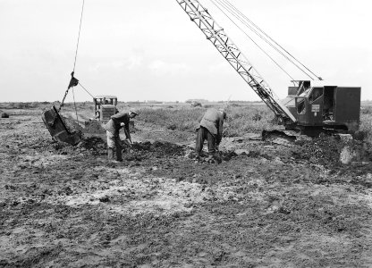 Ontginning, grondbewerking, egaliseren, bezanden, draglines, arbeiders, bulldoze, Bestanddeelnr 159-0475