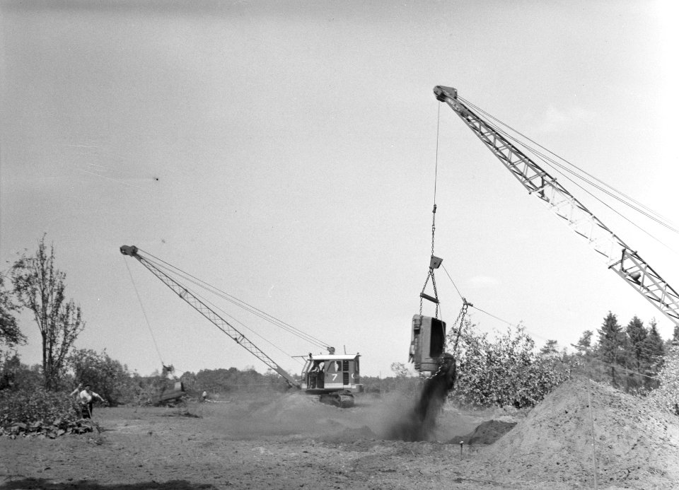 Ontginning, grondbewerking, egaliseren, bezanden, draglines, wateregge, Bestanddeelnr 159-0492