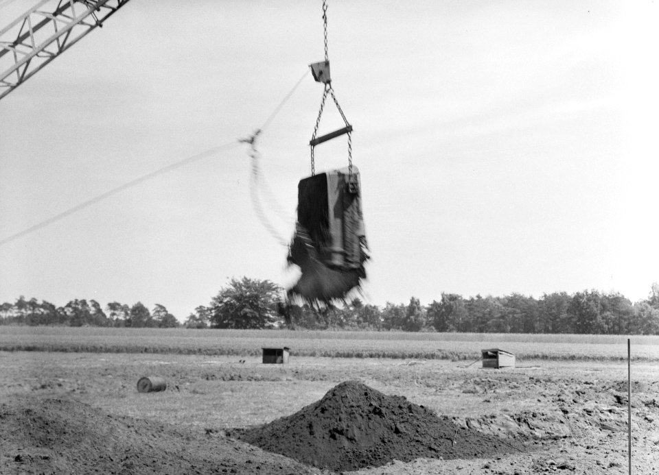 Ontginning, grondbewerking, egaliseren, bezanden, draglines, wateregge, Bestanddeelnr 159-0494