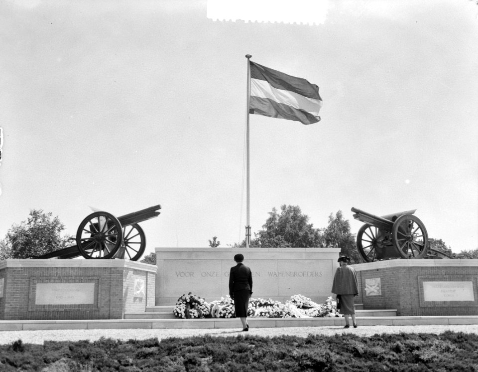 Onthulling artilleriemonument in Oldebroek door Ir. C. Staf. Monument met twee d, Bestanddeelnr 905-8089