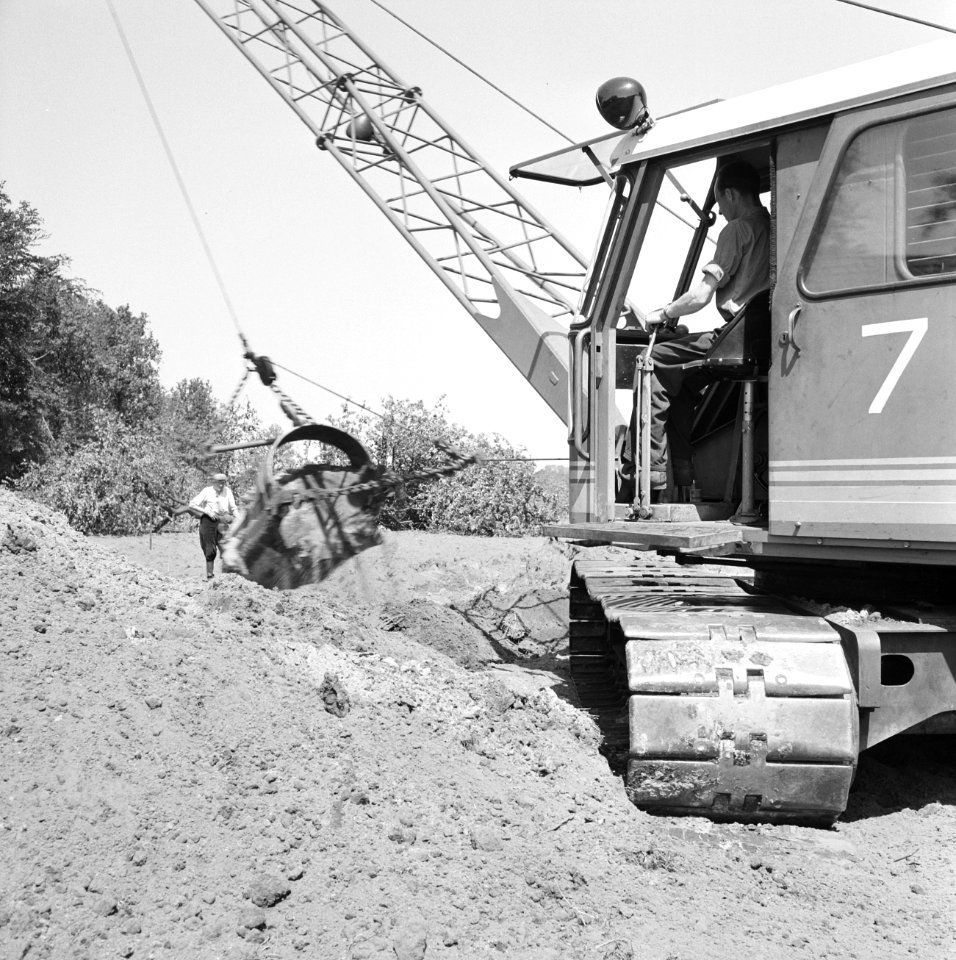 Ontginning, grondbewerking, egaliseren, bezanden, draglines, arbeiders, waterreg, Bestanddeelnr 159-0421