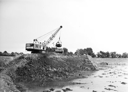 Ontginning, grondbewerking, egaliseren, bezanden, draglines, arbeiders, vrachtwa, Bestanddeelnr 159-0159