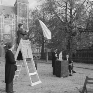 Onthulling beeldje van Nicolaas Beets op het Museumplein door leden van Nuldejaa, Bestanddeelnr 914-4859