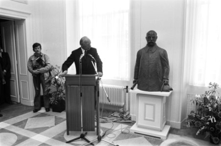 Onthulling borstbeeld Gerbrandy in Art Chambre gebouw Tweede Kamer , opdracht A, Bestanddeelnr 929-2145