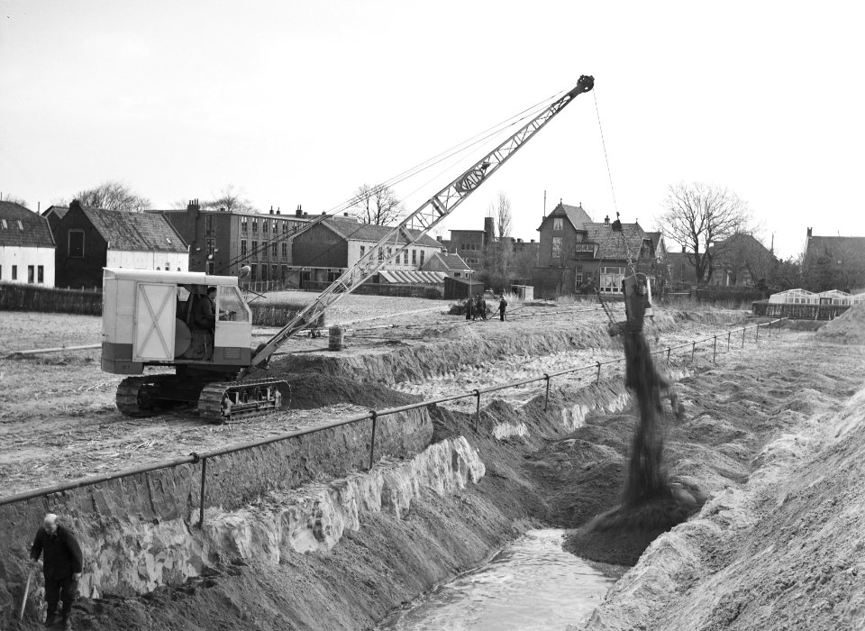 Ontginning, grondbewerking, egaliseren, bezanden, draglines, arbeiders, huizen, Bestanddeelnr 159-0170