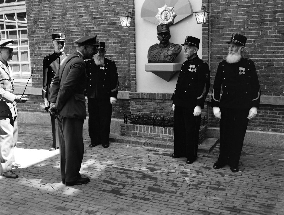 Onthulling borstbeeld van Generaal Van Heutsz aan de Oude Haven in Schoonhoven, Bestanddeelnr 907-1660
