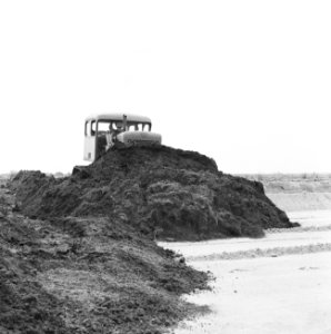 Ontginning, grondbewerking, egaliseren, bezanden, bulldozers, allis chalmers hd , Bestanddeelnr 159-0596