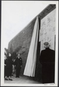 Onthulling door koningin Juliana aan de Van Alkemadelaan een relief gemaakt door, Bestanddeelnr 014-1165
