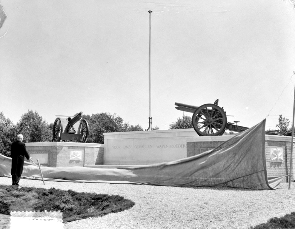 Onthulling artilleriemonument in Oldebroek door Ir. C. Staf, Bestanddeelnr 905-8092