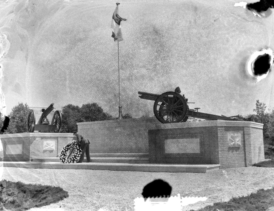 Onthulling artilleriemonument in Oldebroek door Ir. C. Staf, Bestanddeelnr 905-8088