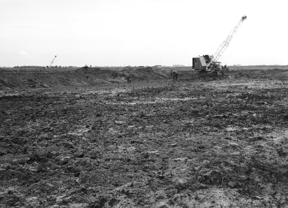 Ontginning, grondbewerking, egaliseren, bezanden, draglines, arbeiders, 'het goo, Bestanddeelnr 159-0477