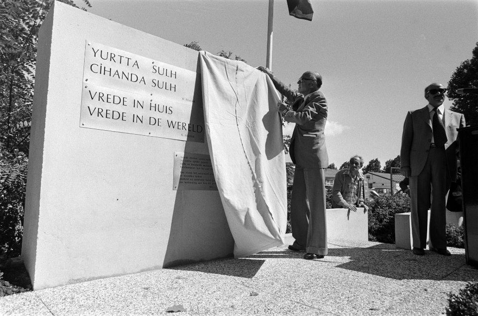 Onthulling Afertink monument aan Klaprozenweg Amsterdam Noord, Bestanddeelnr 929-8740