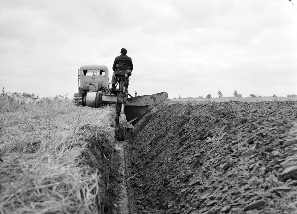 Ontginning, grondbewerking, egaliseren, bezanden, diepploegen, ruilverkavelingen, Bestanddeelnr 159-0536