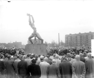 Onthulling door mevrouw Van Walsum van het beeld van Zadkine te Rotterdam, Bestanddeelnr 905-7257