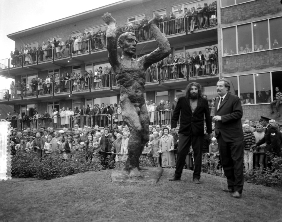 Onthulling beeld Pourquoi van beeldhouwer Miletic, Bestanddeelnr 916-7155