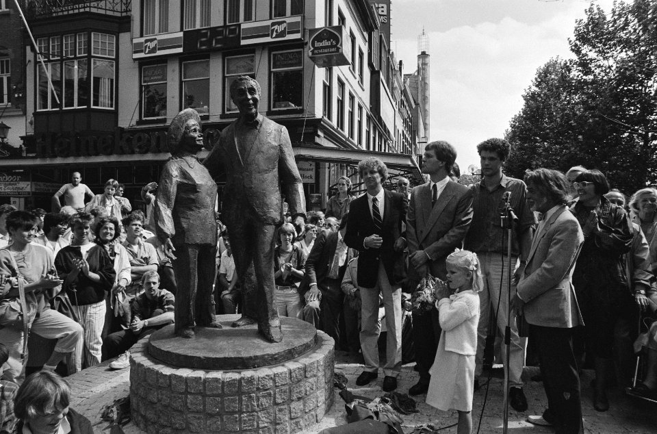 Onthulling beeld Wim Kan en Corry Vonk op het Leidseplein, Bestanddeelnr 933-7297