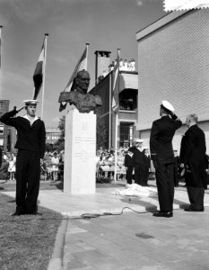 Onthulling beeld van Karel Doorman te Rotterdam zoon van Karel Doorman Ltz.III ,, Bestanddeelnr 910-5462