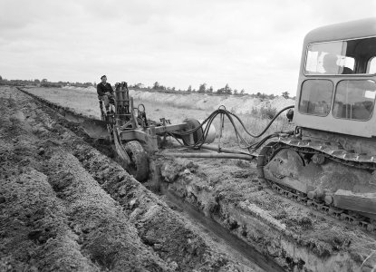 Ontginning, grondbewerking, egaliseren, bezanden, diepploegen, ruilverkavelingen, Bestanddeelnr 159-0532