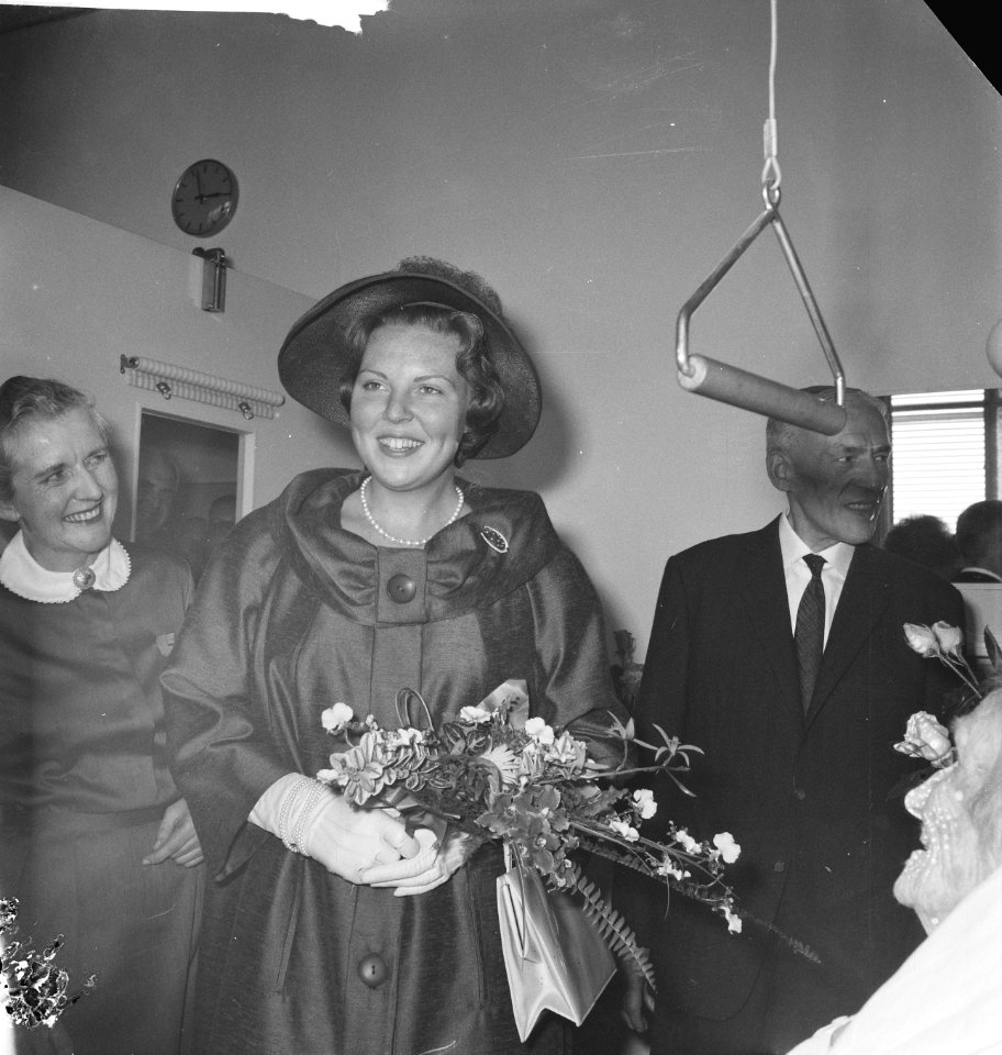 Onthulling bronzen plaquette. Prinses met bloemen, Bestanddeelnr 912-9439