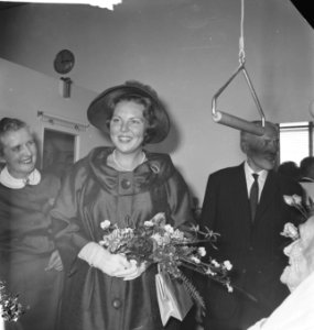 Onthulling bronzen plaquette. Prinses met bloemen, Bestanddeelnr 912-9439